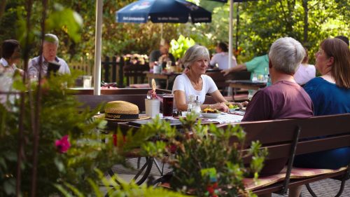 Szene aus dem Biergarten | Naturfreundehaus Billtalhöhe | Waldgaststätte | Königstein im Taunus